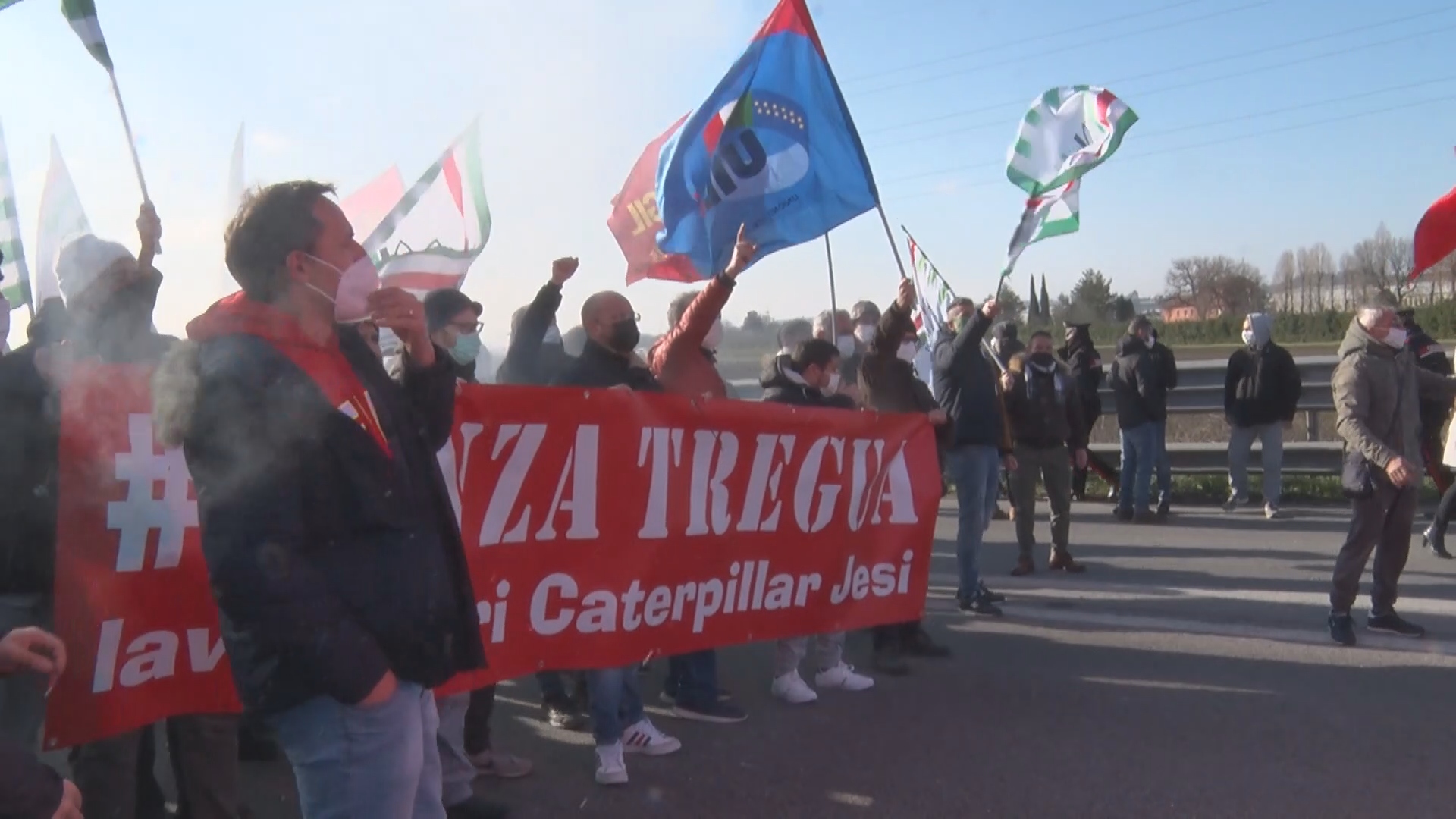 Superstrada Jesi occupata dagli operai della Caterpillar: sciopero contro i 189 licenziamenti
